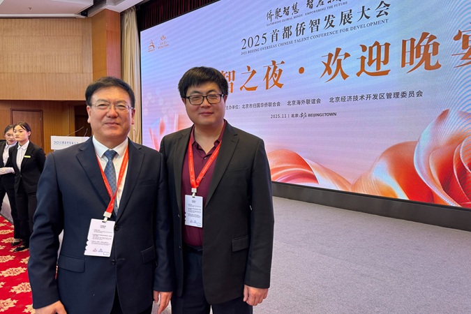 5-2和周景晓书记 (1).jpg